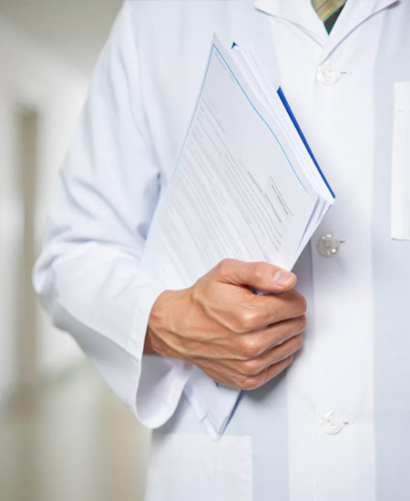 Роль наркологического центра в лечении аддикций Врач держит документы в руках