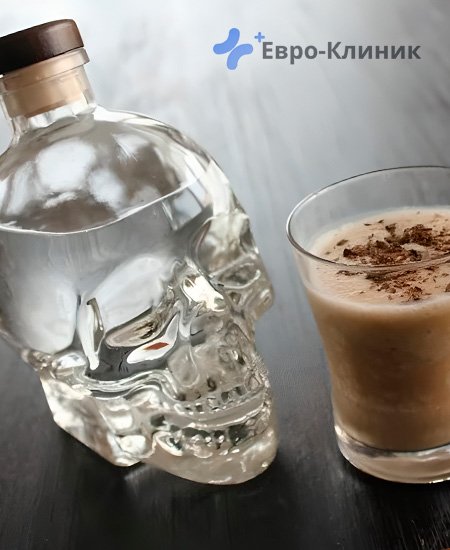 кофе и алкоголь на столе в бутылке в форме черепа стакан с кофе и бутылка с алкоголем на столе