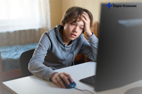 Лечение игромании у подростков Подросток сидит сонный и уставший