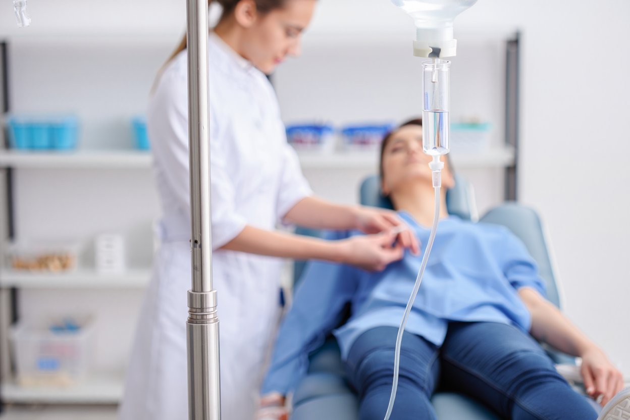 Важность участия врача Врач ставит капельницу