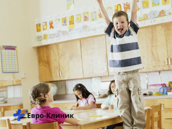 У мальчика СДВГ Мальчик слишком активно ведет себя в классе
