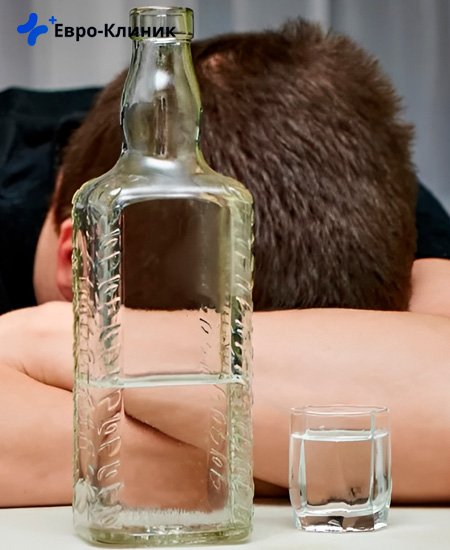 бутылка с алкоголем на фоне спящего мужчины пьяный мужчина спит за столом