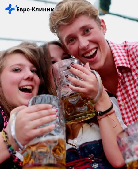 бутылка с алкоголем на фоне спящего мужчины пьяный мужчина спит за столом