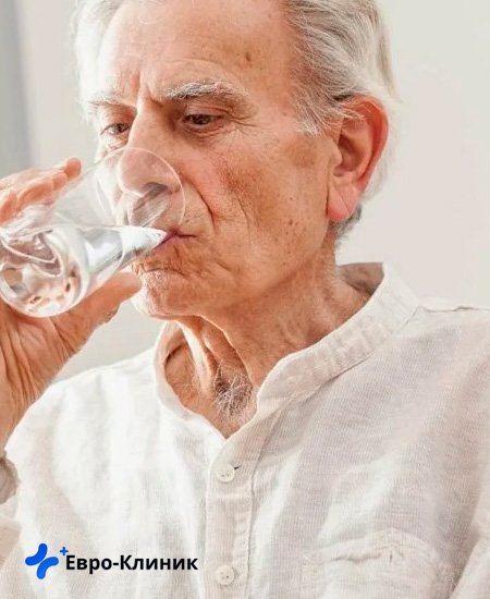 дедушка пьёт воду пожилой мужчина пьёт воду из стакана