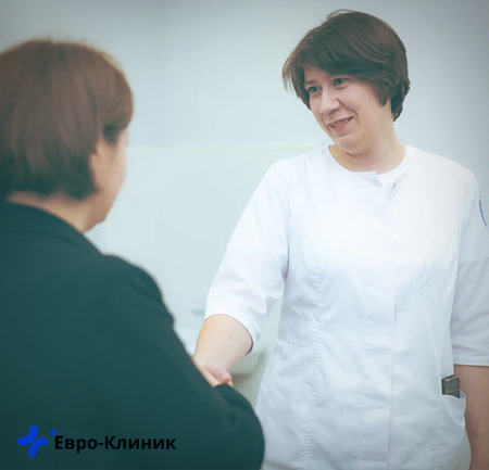 Врач клиники «Наркология Евро-Клиник» Женщина-врач пожимает руку пациенту