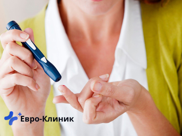 Женщина проверяет уровень сахара в крови У женщины сахарный диабет