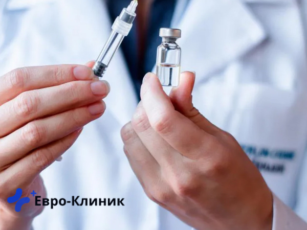 Врач с препаратом для кодирования Врач с ампулой и шприцом