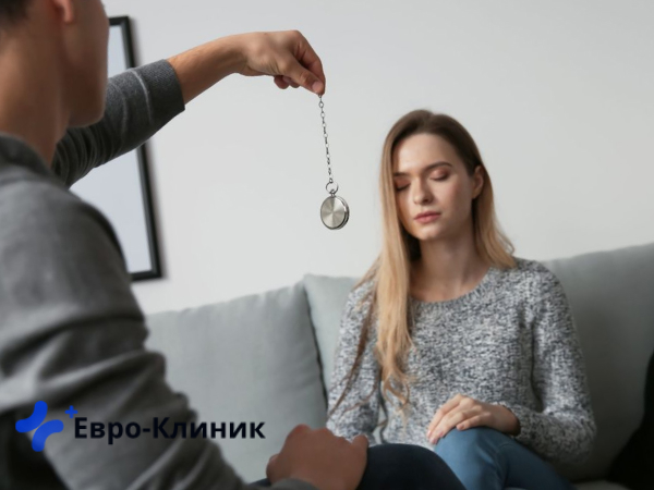 Клиент и психотерапевт Женщина проходит сеанс гипноза