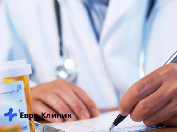 Врач пишет анамнез Врач пишет