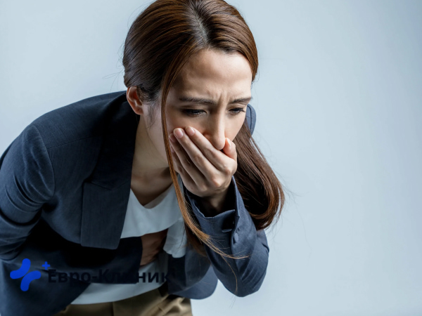 Женщину тошнит из-за кодирования Женщину тошнит