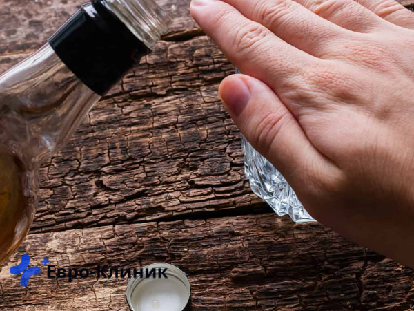 Отказ от алкоголя из-за кодирования током Мужчина отказывается от алкоголя