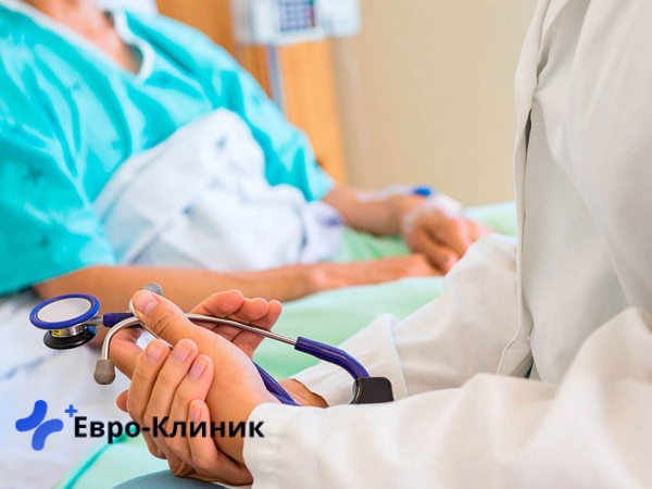 Пациент и врач в палате Пациент и врач