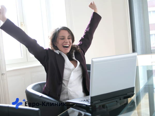 У женщины симптомы гипомании Женщина испытывает сильную радость