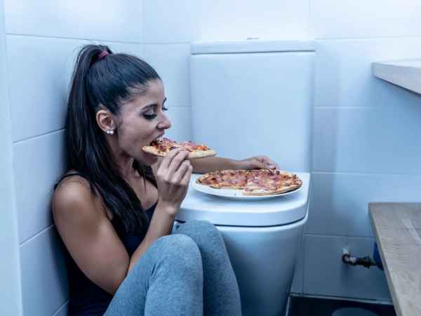 Девушка ест пиццу Девушка ест пиццу