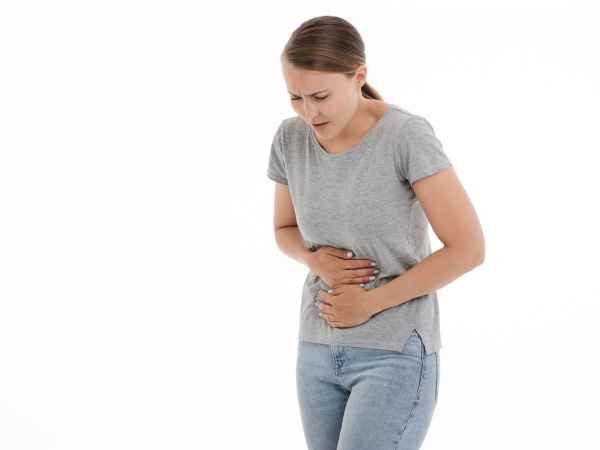 Девушка держится за живот Девушка держится за живот