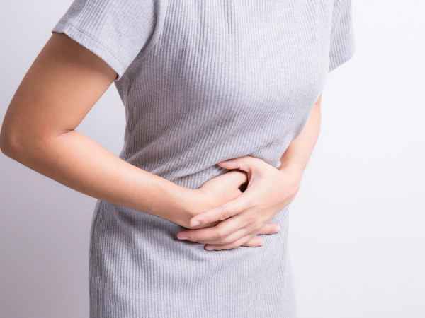 У девушки болит живот У девушки болит живот