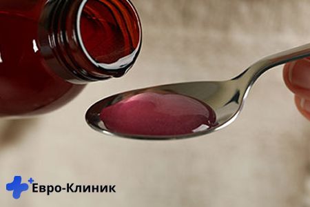 Ложка кодеина Кодеиносодержащий сироп льется в ложку