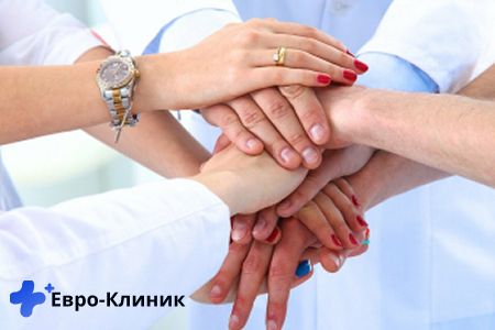 Руки врача и пациента держатся