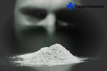 Амфетамин Глаза из далека сметрят на рассыпанный наркотик