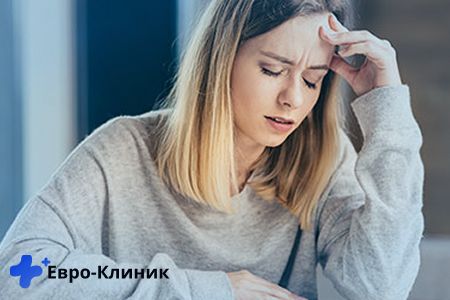 Синдром отмены Дувушка держится за голову