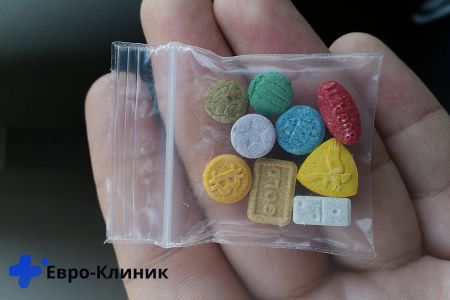 Пилюли ЛСД В руке пакетик с таблетками наркотиками