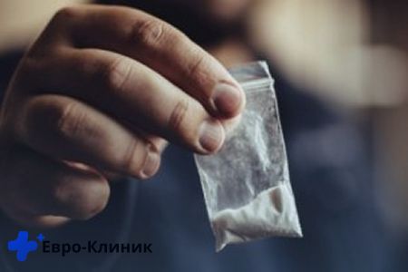 Негативное влияние окружающих Рука протягивает пакетик с наркотиками