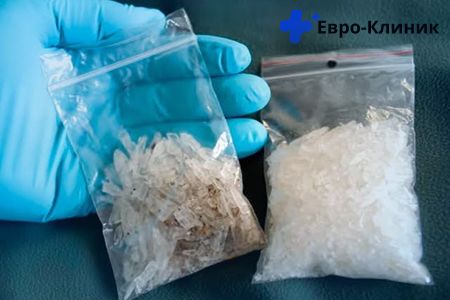 Наркотик соль Рука в перчатке держит наркотик