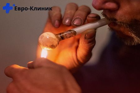 Солевой наркоман Мужчина вдыхает дым соли