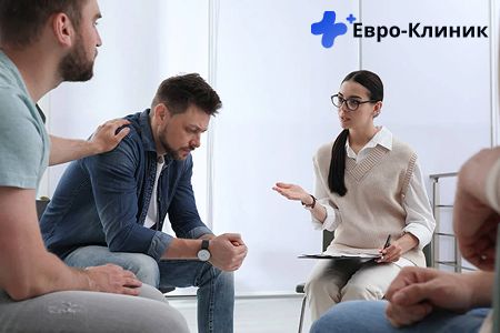 Группа людей поддерживает мужчину