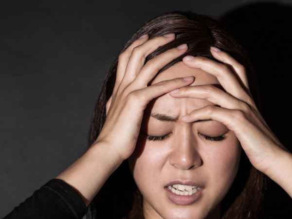 Девушка держится за голову Девушка держится за голову
