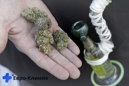 Курение марихуанны Рука с марихуаной и труба