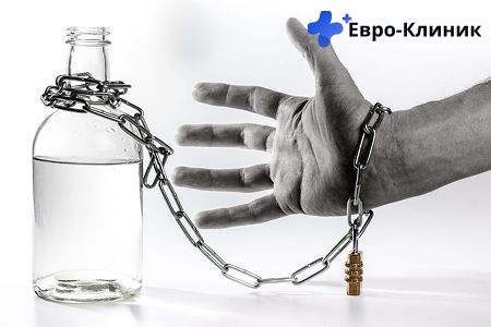 Алкогольная зависимость Рука мужчины прикована к бутылке на замок