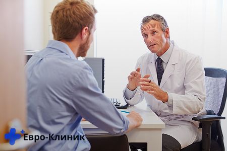 Врачь объясняет пациенту