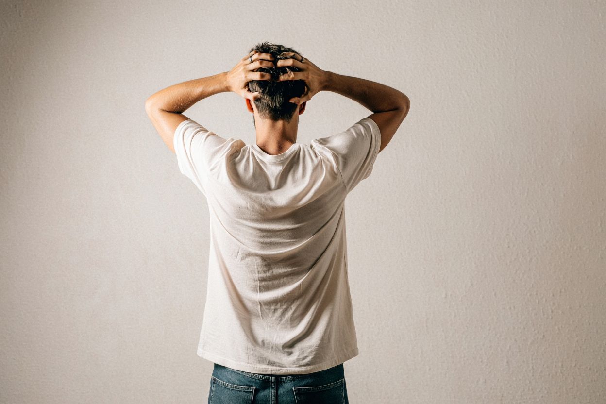 Симптомы ОКР Мужчина держится за голову