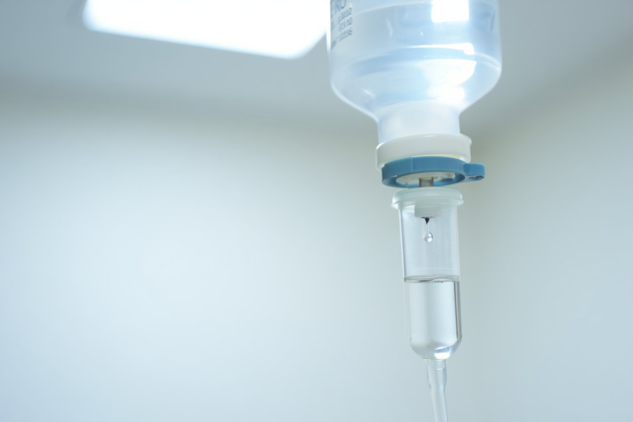 Лечение зависимых Капельница на фоне стены