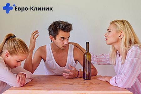 Необходимость реабилитации Мужчину с бутылкой уговаривают