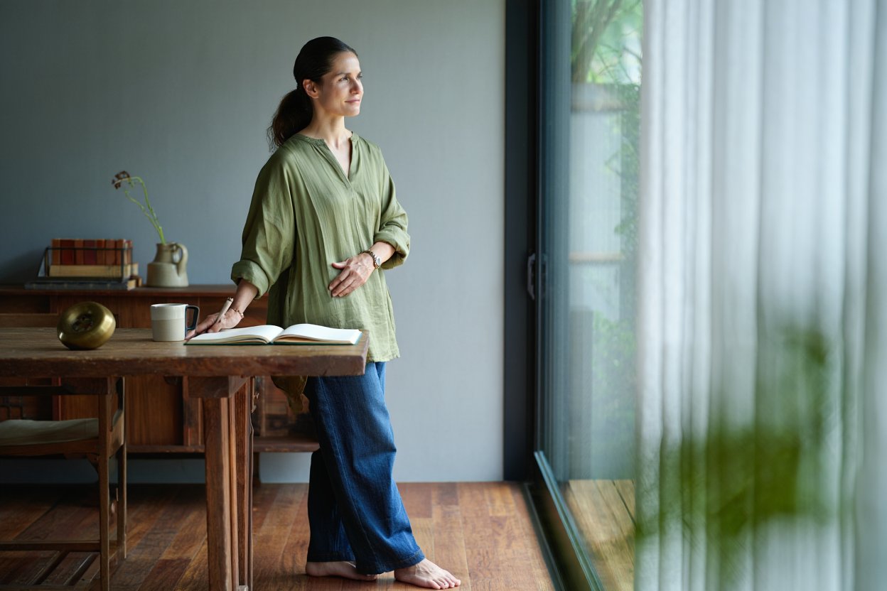 Техника самопомощи Девушка глубоко дышит